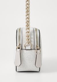 Weiße strukturierte Handtasche mit goldener Kettenriemen, doppelten Reißverschlüssen und flachen Ledeerakzenten. Sie hat eine zylindrische Form und ein dezentes, geprägtes Muster.