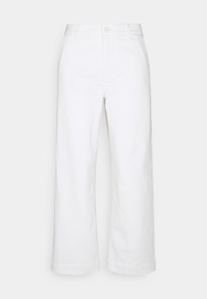 Witte, hoge taille, wijde broekspijpen met knoop- en ritssluiting, lussen voor een riem en omgevouwen zoom, afgebeeld tegen een effen achtergrond.