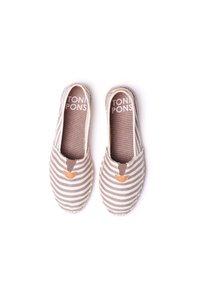 Espadrillas in tela a righe in beige e crema con accenti marroni, punta rotonda e inserto elastico. Sottopiede con logo stampato.