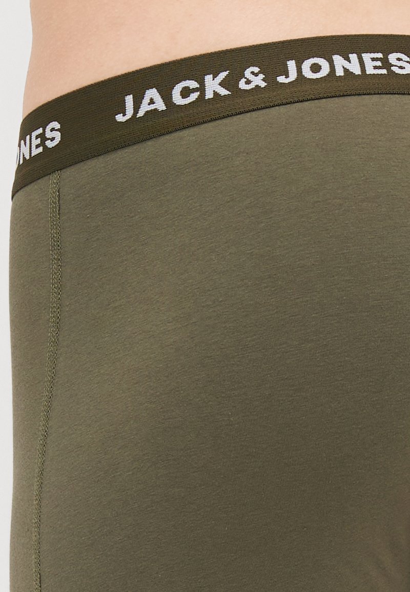 Oliwkowe bokserki z dopasowanym krojem i elastycznym pasem, z napisem "JACK & JONES" w kontrastującym białym kolorze.