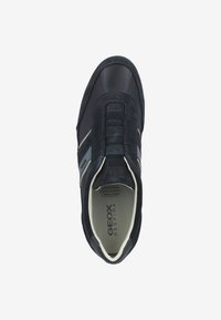 Granatowe sneakersy o teksturowej powierzchni, z elastycznymi wstawkami i szarymi paskami. Posiadają okrągły czubek oraz wyściełaną wkładkę.
