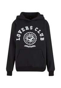 Juodas džemperis su kengūros kišenėmis priekyje, spausdintu tekstu "LOVERS CLUB" ir rožių grafika su dekoratyvine riba. Minkšta medžiaga, laisvas siluetas.