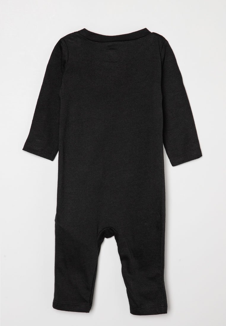 Complet noir à manches longues en tissu doux et extensible. Il possède un col rond et une fermeture par pressions au bas pour un habillage facile.