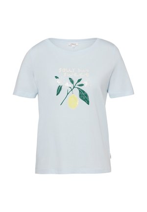 Hellblaues V-Ausschnitt-T-Shirt mit einer gelben Zitrone und grünen Blättern als Grafik sowie dem Text "silly but sweet" auf der Vorderseite.