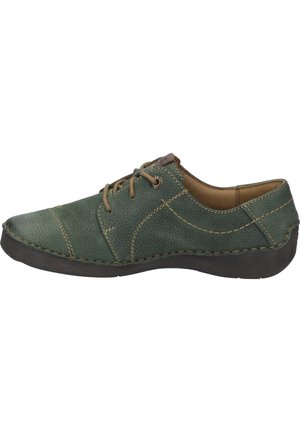 Grüner Lederschuh mit strukturiertem Finish, kontrastierendem braunem Stich, runder Spitze, Schnürdesign und einer niedrigen schwarzen Gummisohle.