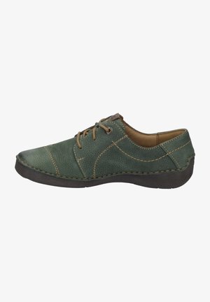 Chaussure en cuir vert avec une finition texturée, surpiqûres beige contrastantes, bout arrondi, design à lacets et semelle en caoutchouc noire basse.