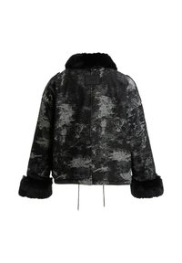 Chaqueta a rayas en negro y gris con cuello y puños de piel sintética, que presenta un diseño corto y un cordón en el dobladillo.