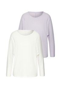 Zwei langärmlige, strukturierte Strickpullover, einer vorne in Weiß und einer hinten in hellem Lavendel, beide mit runden Ausschnitten.