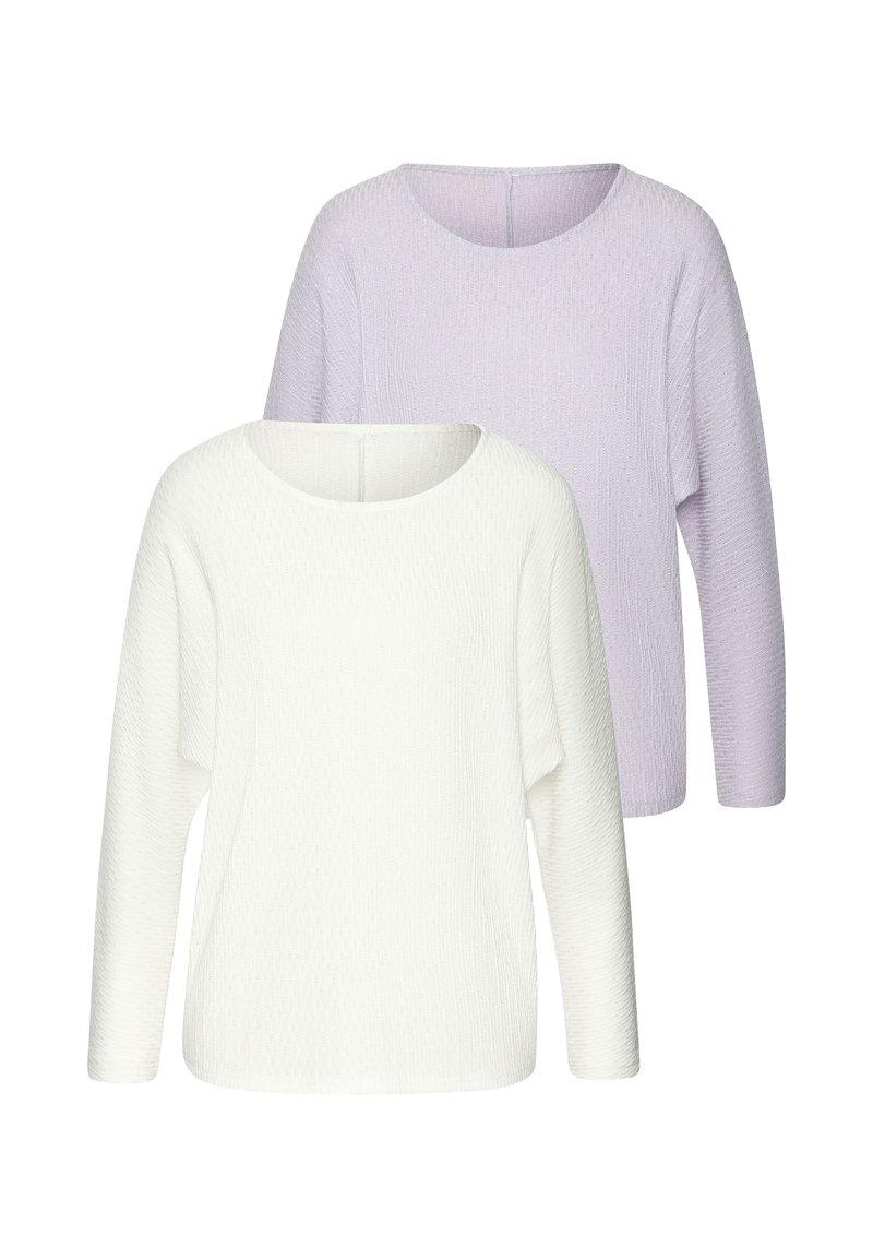 Zwei langärmlige, strukturierte Strickpullover, einer vorne in Weiß und einer hinten in hellem Lavendel, beide mit runden Ausschnitten.