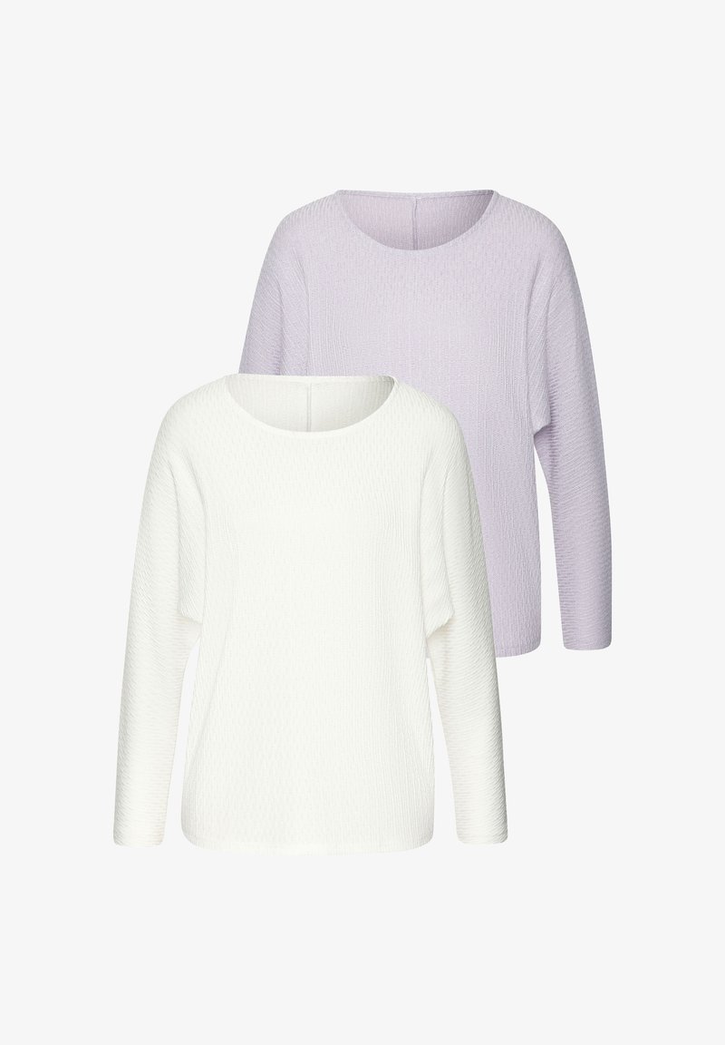 Zwei langärmlige, strukturierte Strickpullover, einer vorne in Weiß und einer hinten in hellem Lavendel, beide mit runden Ausschnitten.
