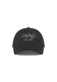 Schwarze Kappe aus Stoff mit gesticktem Text "Les Deux NY, NY" in hellrosa. Gekrümmter Schirm und verstellbarer Riemen hinten.