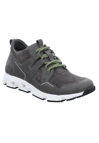 Graue Wildleder-Sportschuhe mit grünen gemusterten Schnürsenkeln, weißer Zwischensohle und schwarzem Außensohlen. Sie verfügen über gestickte Akzente und eine abgerundete Zehenpartie.