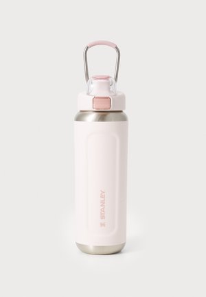 Nerūsējošā tērauda ūdens pudele ar matētu gaiši rozā ārpusi, sudrabainu pamatni un caurspīdīgu vāku. Ietver drošu rokturi un pogu aizdari.