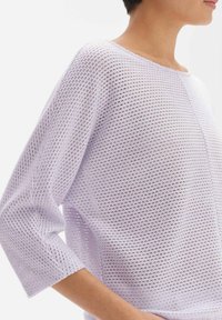Hellvioletter Strickpullover mit lockerer Passform, Dreiviertelärmeln, offener Webstruktur und rundem Ausschnitt.