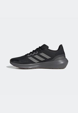 Czarny but do biegania Adidas z szarym logo z trzema paskami, cholewką z siateczki i wyściełaną podeszwą Cloudfoam, widok z boku na białym tle.