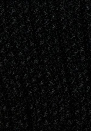 Tejido negro texturizado que presenta un patrón de punto denso con una superficie suave y fibrosa, ideal para diversas aplicaciones textiles.