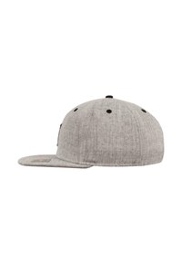 Grå tekstil baseballcaps med flat brem, svarte luftehull og et teksturert mønster. Har en rektangulær logo-patch foran.