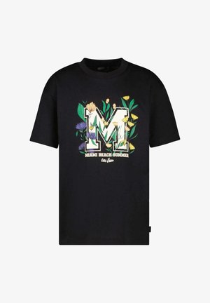 Zwart T-shirt met korte mouwen met een grote witte "M" omringd door groene bladeren en gele en paarse bloemen, tekst "Miami Beach Summer Cars Jeans."