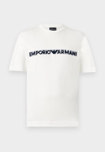 Άσπρο κοντομάνικο T-shirt με στρογγυλή λαιμόκοψη και μαύρο-άσπρο λογότυπο Emporio Armani στο στήθος.