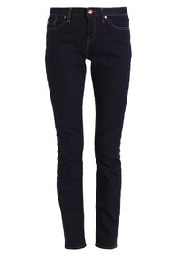 Pantalones vaqueros de denim azul oscuro con un ajuste slim, que cuentan con costuras naranjas y un cierre de botón en la cintura. Diseño estándar de cinco bolsillos.
