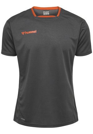 Grijze sport T-shirt met oranje accenten bij de kraag en het logo. Gemaakt van ademend materiaal, met een eenvoudige ronde hals en korte mouwen.
