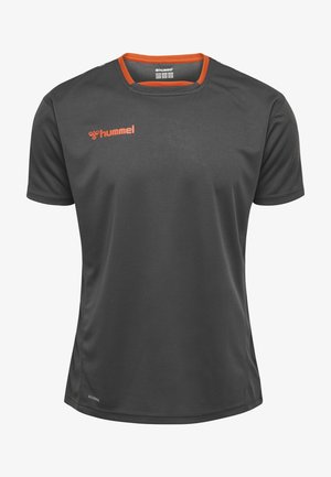 T-shirt de sport gris avec des accents orange au col et au logo. Fabriqué en tissu respirant, il possède un col rond simple et des manches courtes.