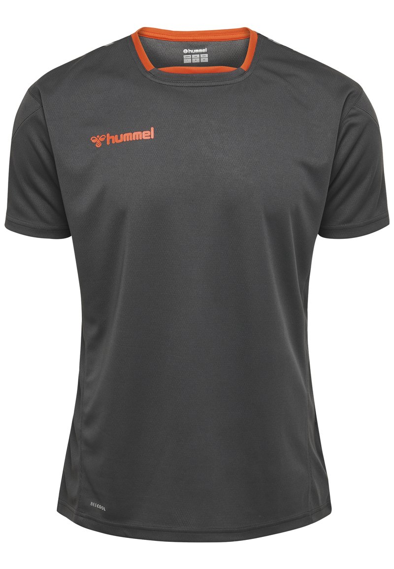 Grå atletisk T-shirt med orange detaljer ved kraven og logoet. Lavet af åndbart stof, med en enkel rund hals og korte ærmer.