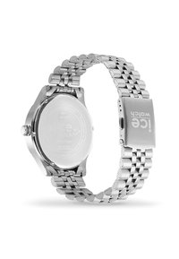 Reloj de acero inoxidable plateado con pulsera de eslabones, caja redonda, parte posterior grabada y un cierre con el logotipo "Ice Watch".