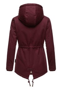 Bordeaux waterdichte jas met een capuchon, verstelbare trekkoord taille en een splitzoom voor extra comfort en stijl. Soepele stoftextuur.