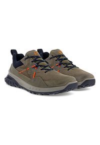 Scarpe da trekking verdi e grigie con parte superiore in suede e rete, dettagli arancioni, suola in gomma testurizzata e design con lacci.