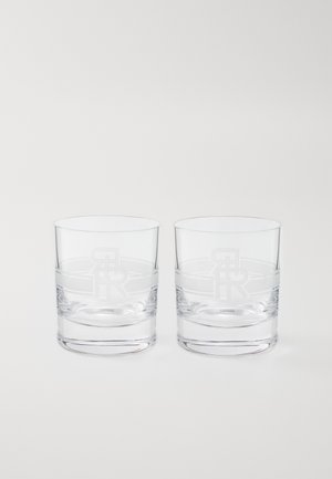 Dois copos de vidro transparentes com uma faixa gravada horizontal e detalhes do logotipo. Textura suave e forma cilíndrica, ideal para bebidas.
