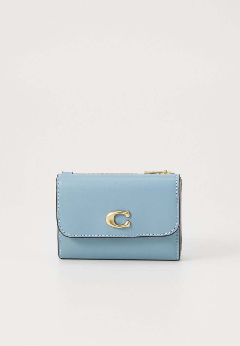Ανοιχτό μπλε δερμάτινο πορτοφόλι με χρυσό μεταλλικό λογότυπο, κλείσιμο με κουμπί, αντίθετη ραφή και συμπαγές ορθογώνιο σχήμα.