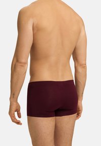 Bordó boxerky vyrobené z měkké, elastické látky, s bezešvým pasem a přiléhavým střihem, s minimalistickým stylem.