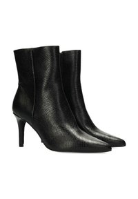 Stivaletti neri con motivo rettile, alla caviglia, con punta appuntita e tacco sottile, realizzati in pelle testurizzata. Dettaglio con zip sul lato.