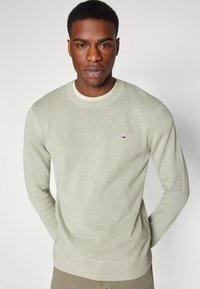 Tommy Jeans SLIM ESSENTIAL LIGHT SWEATER - Džemperis - faded willow