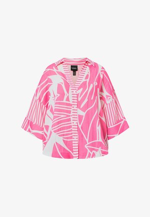 Vaaleanpunavalkoinen kuvioitu pusero leveillä hihoilla, napillinen edusta ja raidallinen kaulus sekä kalvosimet.