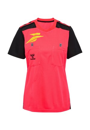Rød sports t-shirt med sorte ærmer, V-udskæring, to forlommer og gule accenter. Designet til aktiv brug med åndbart stof.