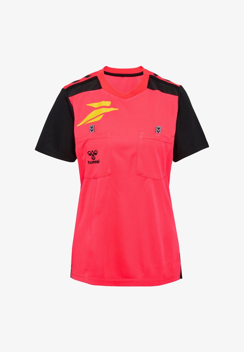 Rød sports t-shirt med sorte ærmer, V-udskæring, to forlommer og gule accenter. Designet til aktiv brug med åndbart stof.