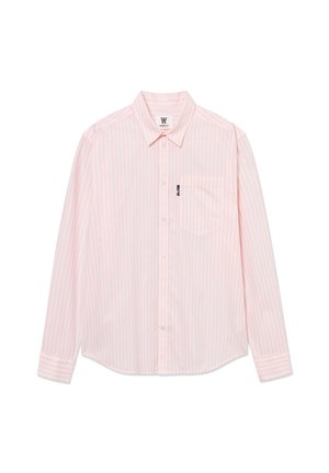 Chemise à manches longues rose clair avec des rayures verticales blanches, col à boutons, poche avant et un logo subtil sur la poitrine.