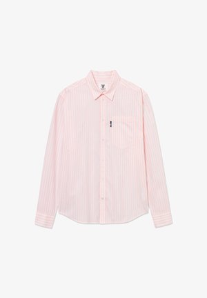 Jasnoróżowa koszula z długim rękawem w białe pionowe paski, z kołnierzykiem zapinanym na guziki, kieszenią z przodu oraz subtelną naszywką z logo na klatce piersiowej.