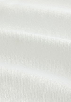 Weißer, strukturierter Stoff mit einem kleinen, dezenten Rautenmuster. Glatte Oberfläche mit leichtem Glanz, die gefaltete Lagen zeigt.