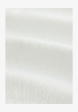 Valge, tekstureeritud kangas väikese, peene ruudustikuga. Sile pind kerge läikega, näidates volditud kihte.