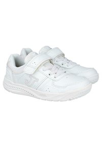 Zapatillas deportivas blancas con parte superior de cuero liso, detalles de textil, cierre de cordones en la parte delantera y una correa de Velcro. Destacado logo de Joma en el lateral.