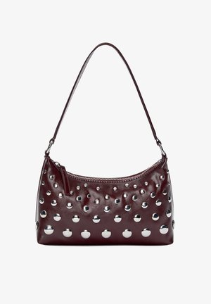 Sac à main en cuir bordeaux avec une forme arrondie, comportant des clous ronds métalliques et une fermeture zippée, accompagné d'une seule bandoulière.
