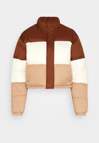 Skórzana kurtka puchowa w kolorach brązowym, kremowym i beżowym. Pikowana tekstura z wysokim kołnierzem i detalem z logo z przodu. Elastyczne mankiety i dół.