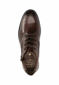 Chaussure en cuir brun avec une finition polishée, bout arrondi, design à lacets et fermeture éclair sur le côté. Elle possède une semelle intérieure texturée et des coutures discrètes.