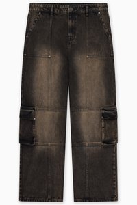 Sötétbarna farmer anyagból készült cargo nadrág, kopott hatású kivitelben, kétoldalas zsebekkel, megerősített varrásokkal és patentokkal díszített derékrésszel.