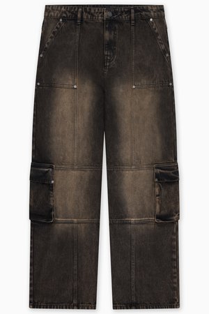 Sötétbarna farmer anyagból készült cargo nadrág, kopott hatású kivitelben, kétoldalas zsebekkel, megerősített varrásokkal és patentokkal díszített derékrésszel.