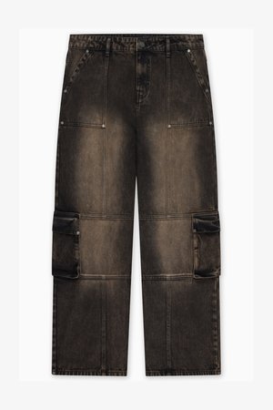 Tummanruskeat cargo-housut farkkukankaasta, jossa kulunut viimeistely. Housuissa on kaksi sivutaskua, vahvistetut saumat ja nappikiinnitteiset korostukset vyötäröllä.