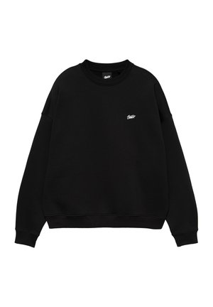 Schwarzer Sweatshirt mit Rundhalsausschnitt und langen Ärmeln, kleinem weißen Logo auf der linken Brustseite sowie gerippten Bündchen und Saum.
